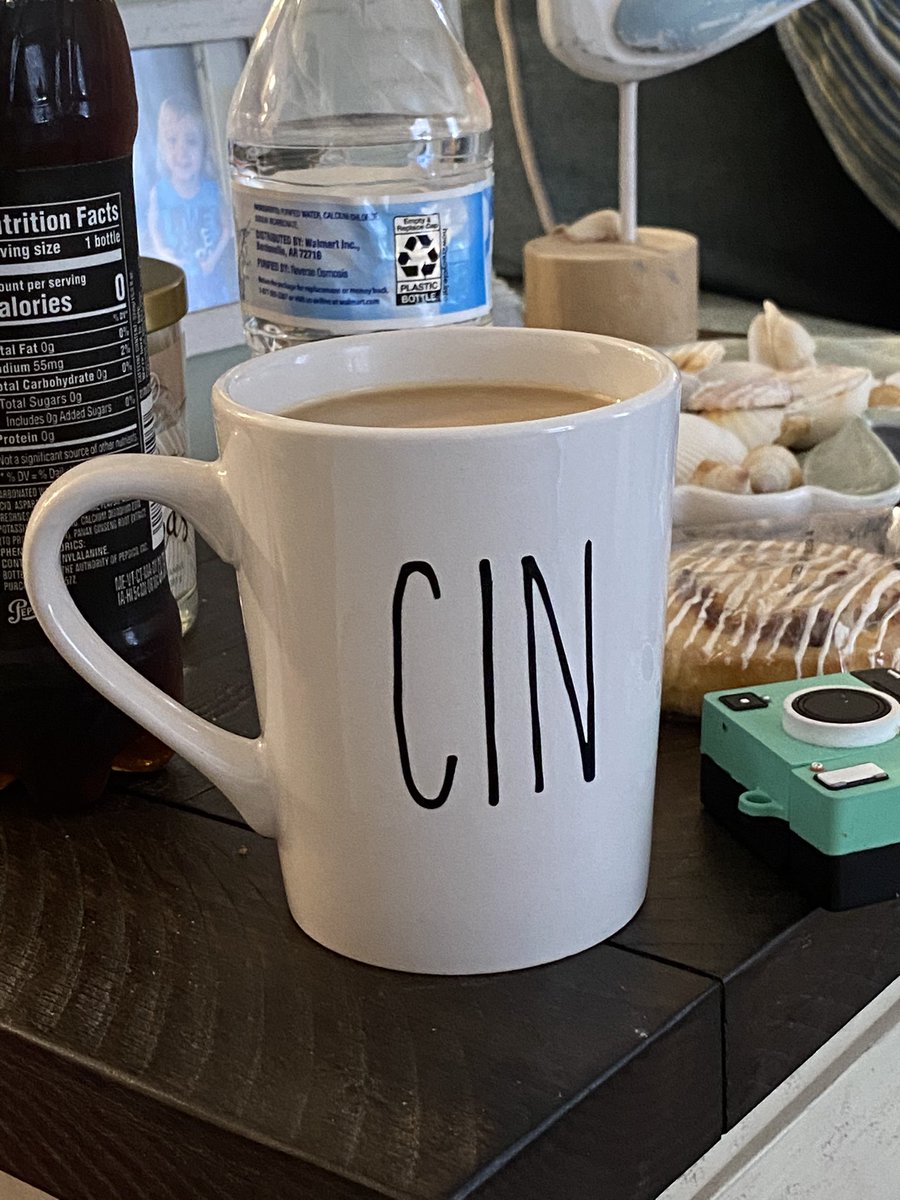 ItsSusalyn's tweet photo. Look who is ready for the #Days #cin ful festivities! (I even have a Vic a Cin-Amon roll)😉🤣🤣#Ciaraisback #BKisback ❤️❤️❤️❤️ https://t.co/2BG3C1d3Or