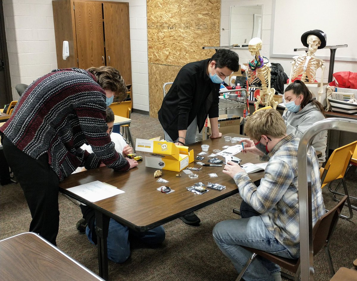 es_oshel's tweet photo. The build process and some interesting conversation. Intro to Computer Science #prairiescience @CPHSGophers https://t.co/5R94I0MMSA
