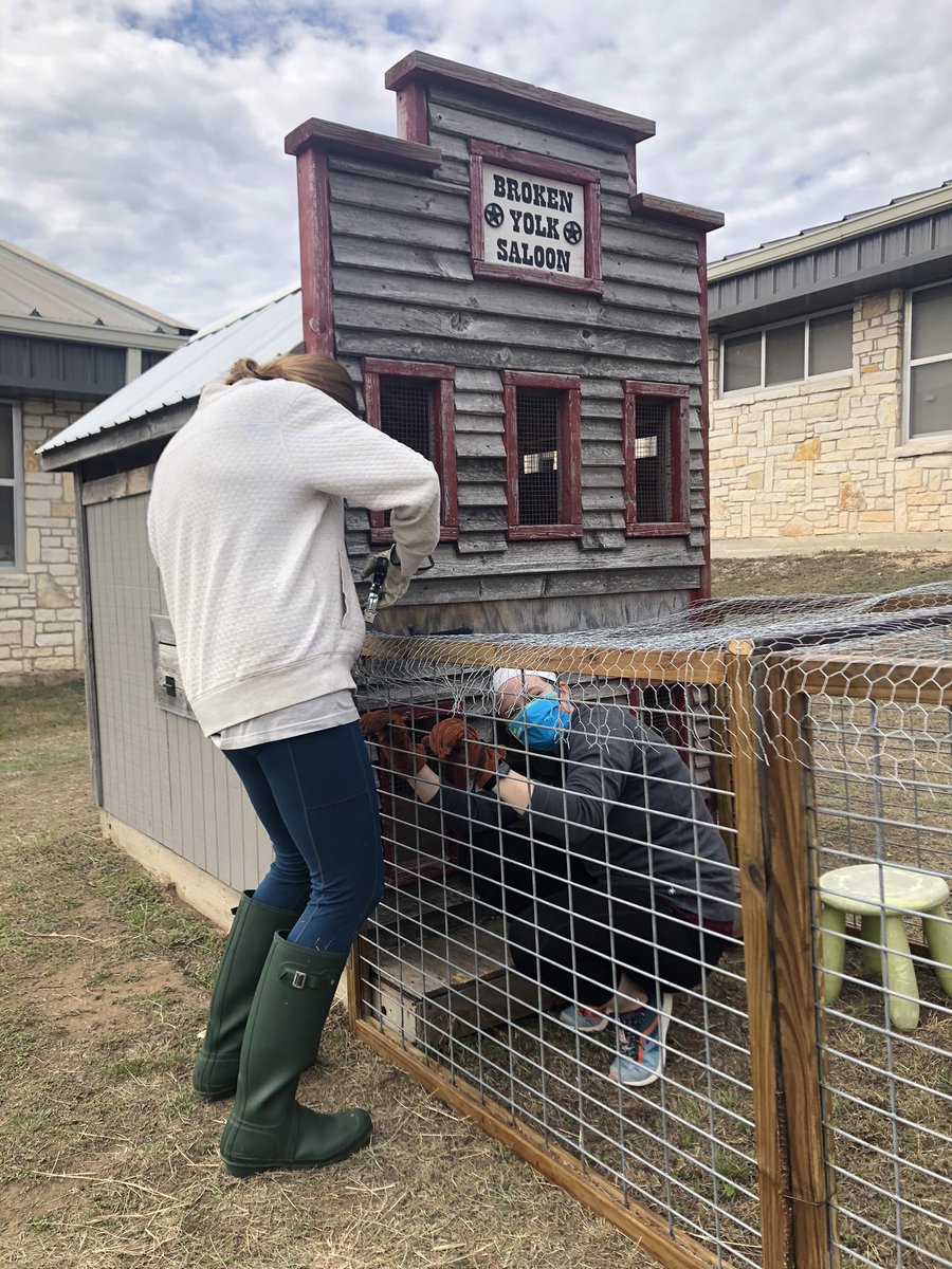 Jamie683's tweet image. Hard at work on our chicken coop! Thank you @ZippinAround5th and @mrssigur! #beDSE