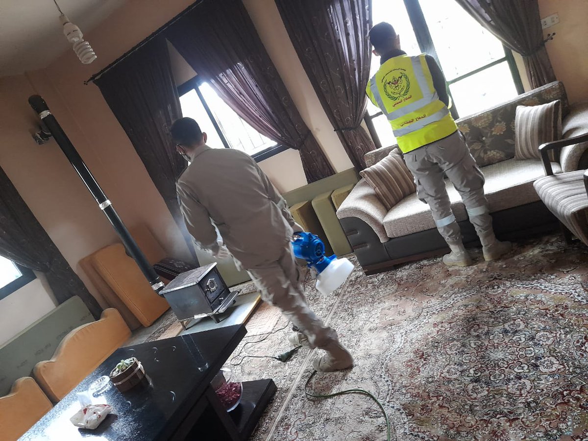 Risala3amaliat's tweet photo. مركز #الزرارية التطوعي أثناء تعقيم منازل المتعافين من الإصابة بفيروس كورونا في البلدة.

#مفوضية_الجنوب 
#خدمتكم_رسالتنا 
#جمعية_الرسالة_للإسعاف_الصحي https://t.co/TAWHGD05FC
