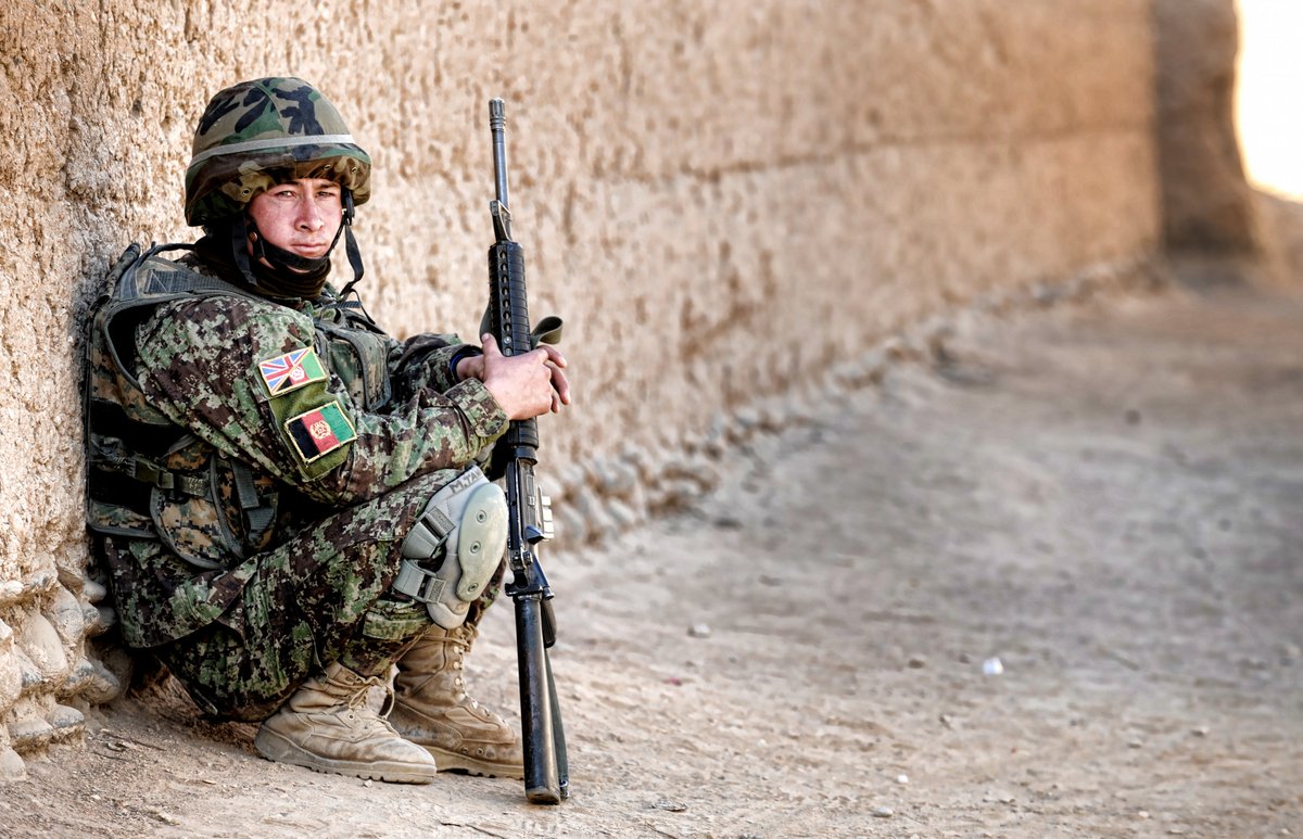 Afghans like to talk a lot so the shares do go on a bit and there is a limit on photo opportunities, so decided to take a wander, an Afghan Soldier squats against a compound as he waits.  #tenyearson  #herrick13
