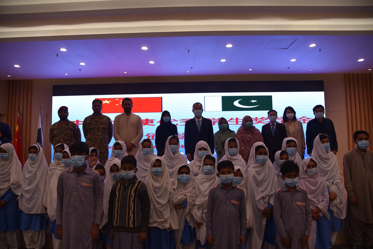 Glad to award scholarship to excellent students of Middle School Faqeer Colony Gwadar. Encouraged them to study harder and carry on the time-tested friendship between China and Pakistan from generation to generation.