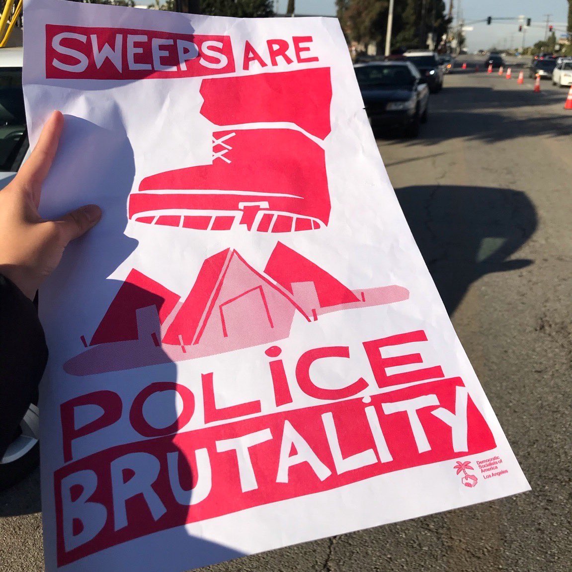 StreetWatchLA's tweet photo. City teams should ONLY be out today to distribute tents/tarps, medical aid, and harm reduction, yet this morning in Harbor City a full sweep team w/LAPD is present, just to “spot clean.” Storms and below-50 degree weather put our neighbors at risk. #4aDayNotOK #ServicesNotSweeps https://t.co/GTE15jBTWj