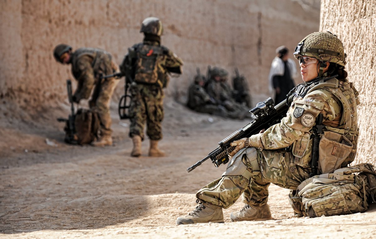 A Medic from 3 Para makes the most of the afternoon sun as she diligently watches her arcs.  #TenYearsOn  #Herrick13