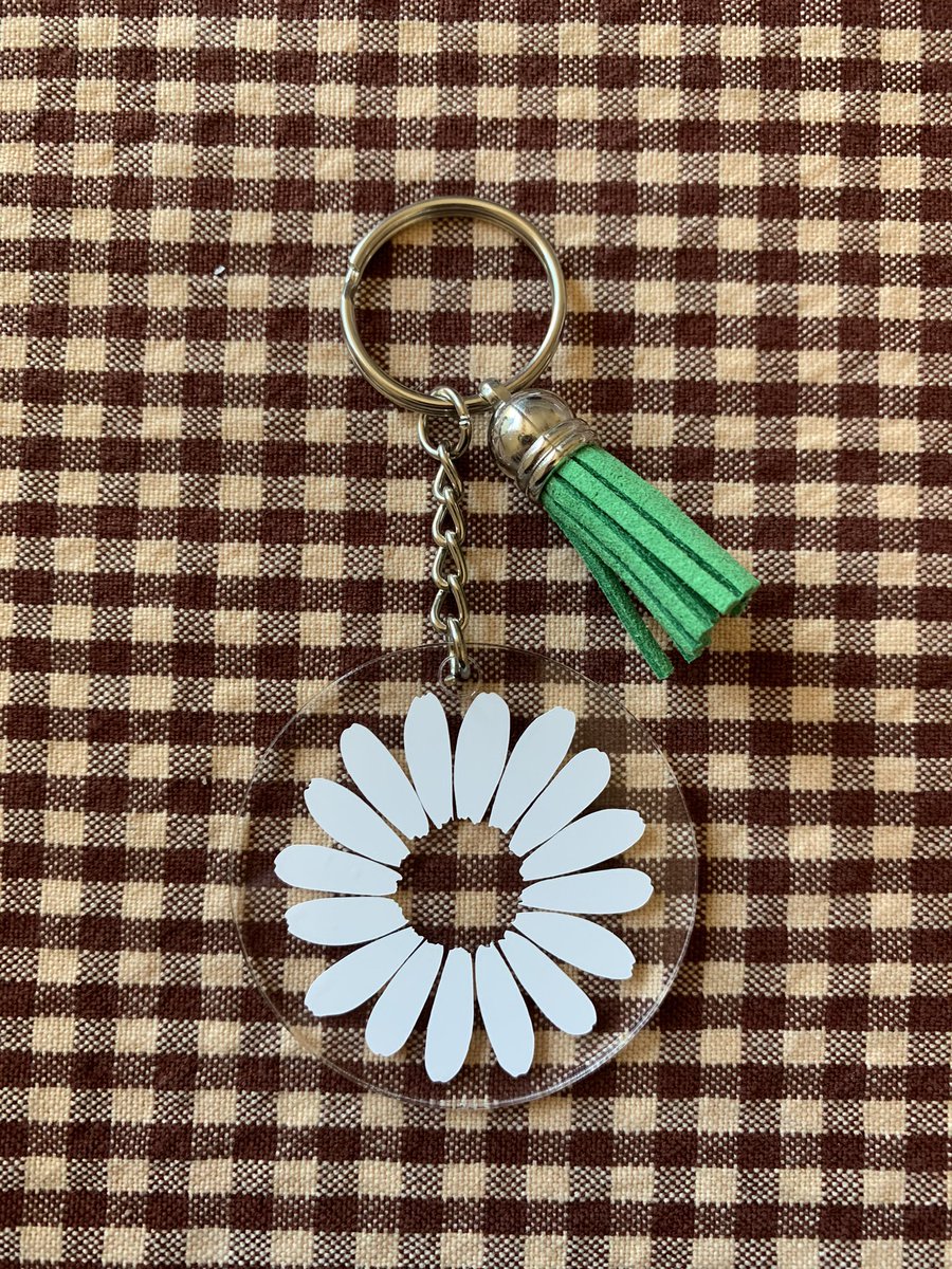 netmegan23's tweet photo. I sent my grandma a package down to FL and I made her a keychain with my favorite flower on it, she just called me saying that when she was younger, people would call her daisy and seeing that made her very happy ❣️ https://t.co/zhdr4PT8tg