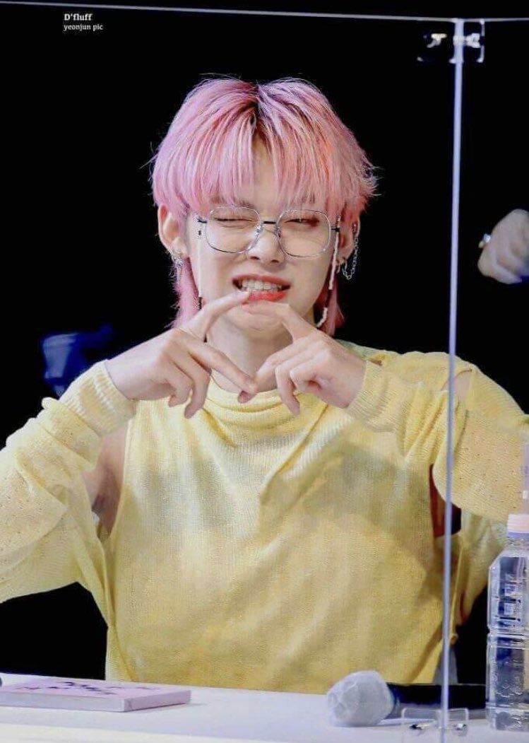 Now fan sign cheater Yeonjun      ( T_T)＼(^-^ )