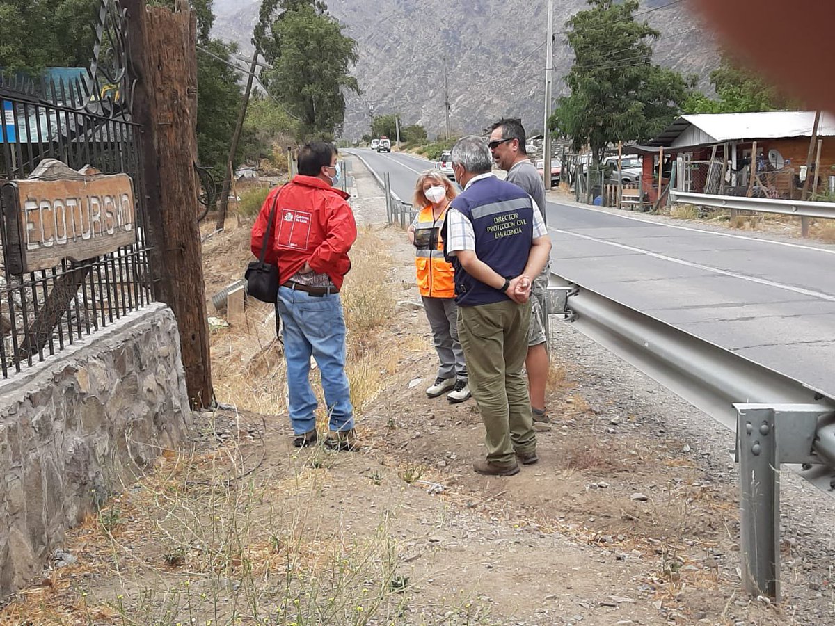 MuniSJdeMaipo's tweet image. AHORA || Director Nacional DOH, Claudio Darrigrandi y Director Comunal de Emergencia recorren cursos fluviales en la comuna de manera preventiva en razón de tener un diagnóstico estado de los mismo en el contexto del fenómeno climático anunciado para las próximas horas.