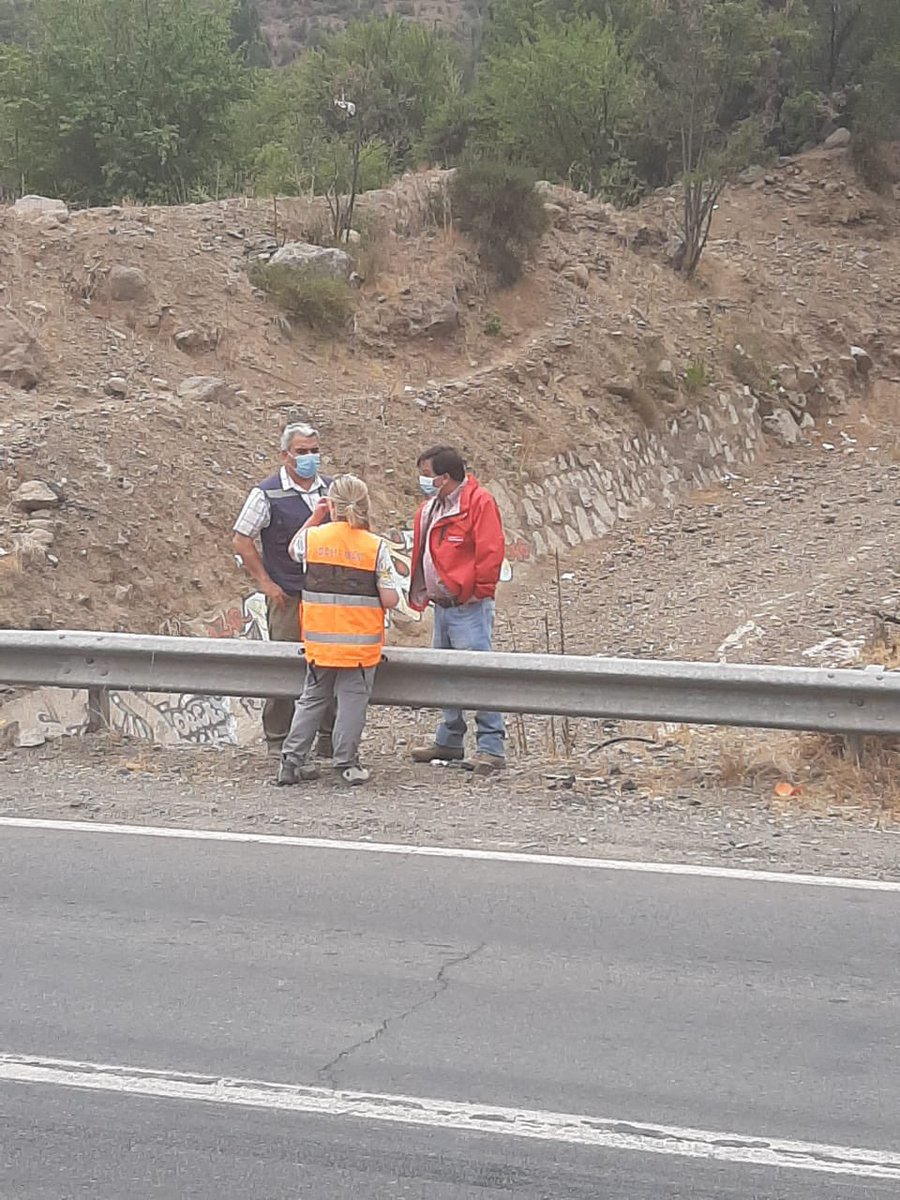 MuniSJdeMaipo's tweet image. AHORA || Director Nacional DOH, Claudio Darrigrandi y Director Comunal de Emergencia recorren cursos fluviales en la comuna de manera preventiva en razón de tener un diagnóstico estado de los mismo en el contexto del fenómeno climático anunciado para las próximas horas.