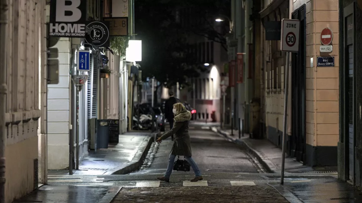 Covid-19 : 62% des Français se déclarent favorables au confinement, mais rejettent majoritairement les mesures qu'il implique

francetvinfo.fr/sante/maladie/…