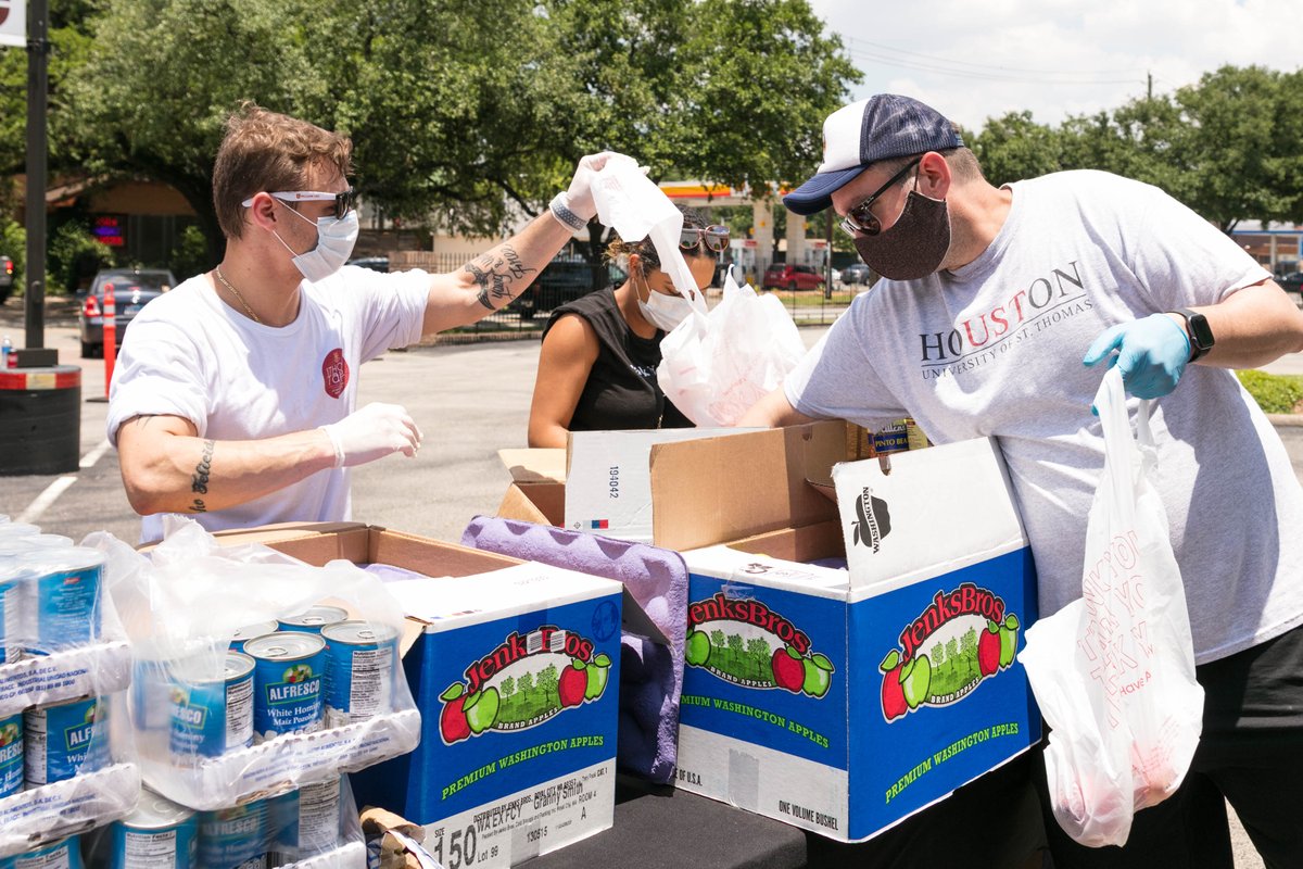stthomashouston's tweet photo. Join us tomorrow, January 29, from 4 to 6 p.m. for our Mobile Food Distribution! 🍎 #usthouston #BeYourBoldSelf https://t.co/IBeJ0MSPQr