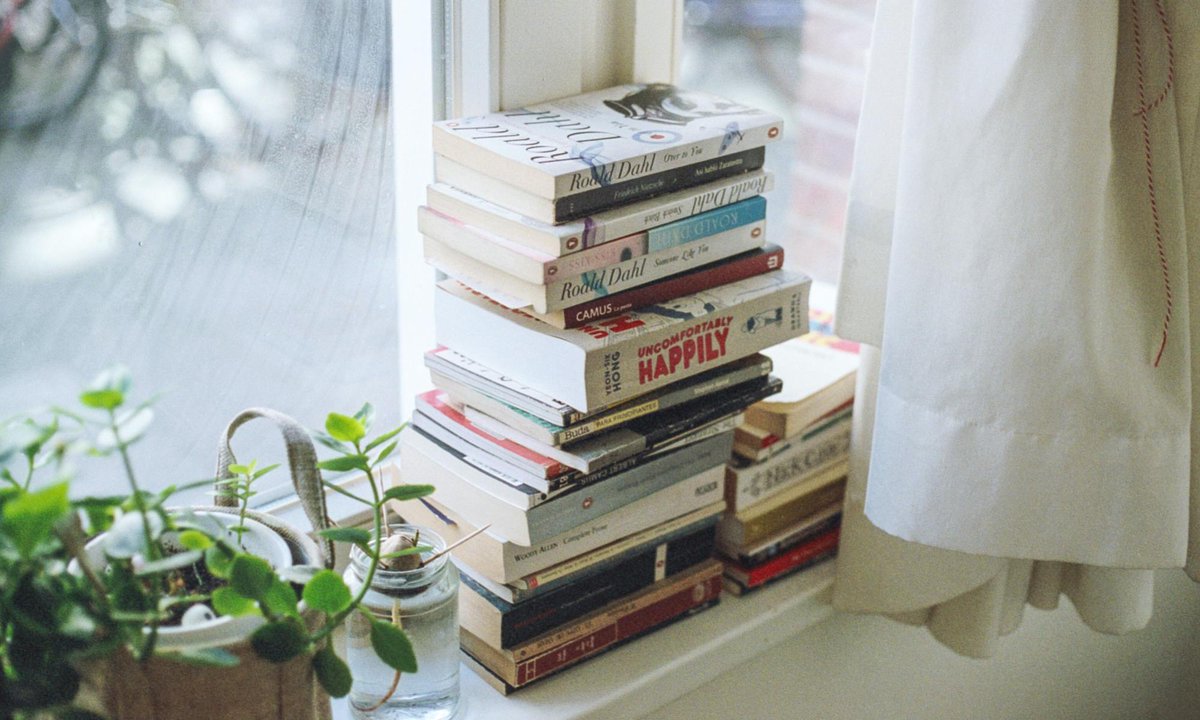 Tsundoku: de kunst van het boeken verzamelen zonder ze te lezen - 30% van de gekochte boeken blijft ongelezen. Huh? "Ja, want zeker in tijden van quarantaine is het een stuk aangenamer als je omringd wordt door interessante boeken..."  wholelattenews.com/2021/01/28/tsu… via <a href="/wholelattenews/">wholelattenews</a>