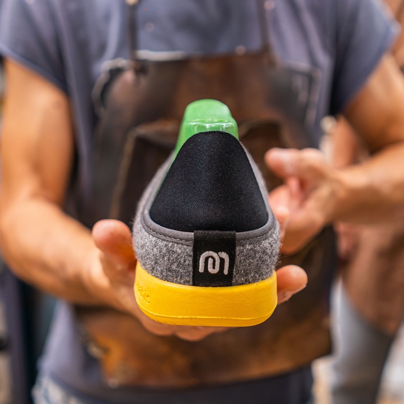 engineered for maximum comfort ❤️ shop mahabis curve: bit.ly/mahabis-curve  #mahabis #timewellspent #slippers