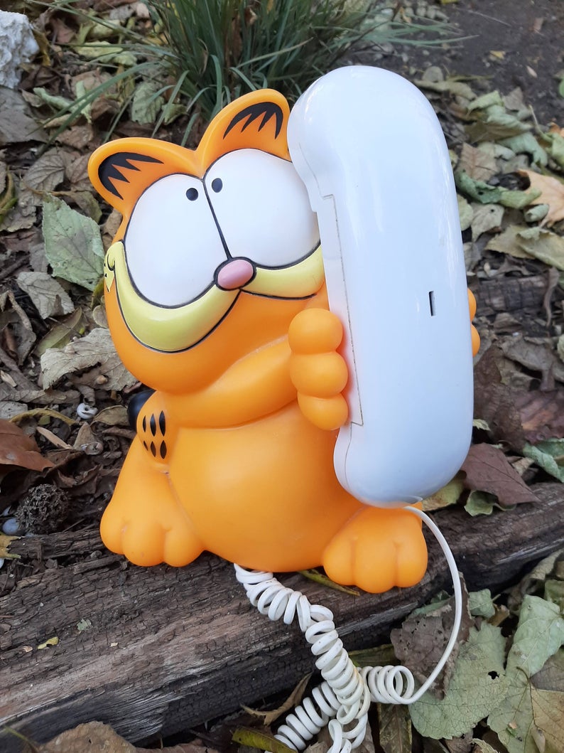 GarfieldsLips's tweet image. garf's on the phone with monday he said "go away" and now monday is NOT HAPPY