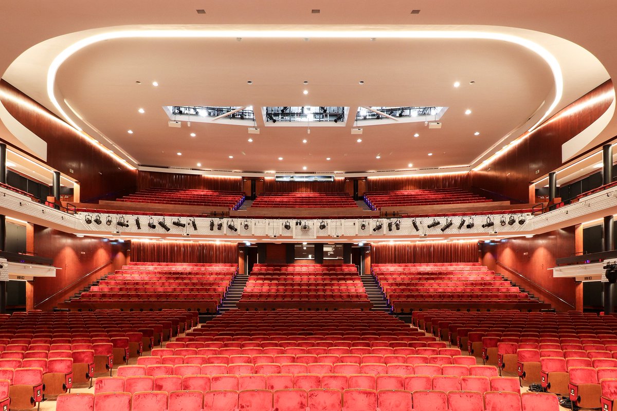 ConferenceEB's tweet photo. Did you know Eastbourne has one of the biggest auditoriums on the south coast with 1,655 seats? Taking bookings now for future conferences #DevonshireQuarter #covidready  https://t.co/l4fOYmOj7L https://t.co/XgbDcVhg96