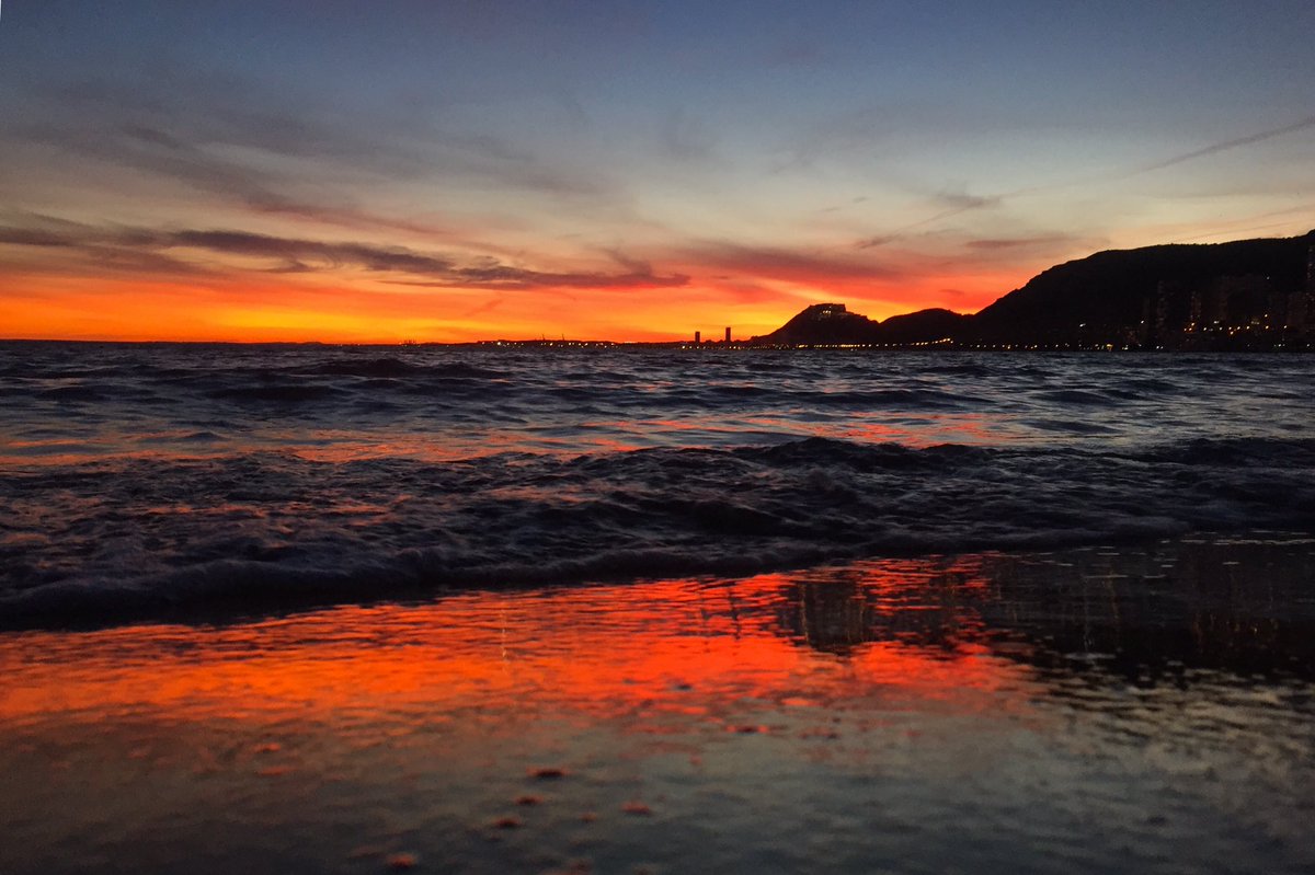 Inesgilh's tweet photo. En estos momentos, a 23 grados, en #Alicante tenemos una #atardecer con #candilazo   Maravillas de la Naturaleza!! @ComparteTuAtard @ecazatormentas @climatologia_ua @tiempobrasero https://t.co/9Z6mRZsA4t