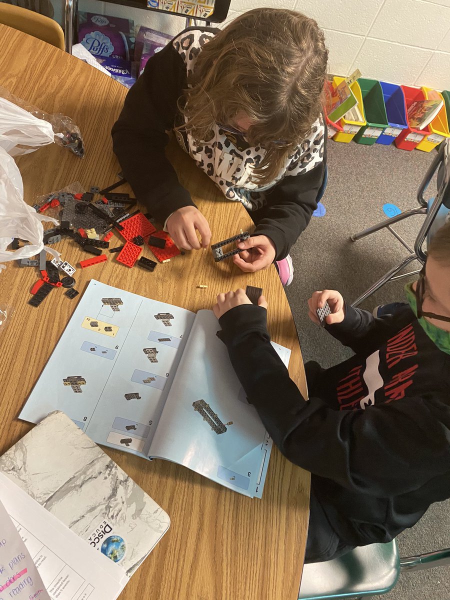 mallory_rengo's tweet image. One of my favorite projects of the year. Creating a map of the #transcontinentalrailroad, building their own trains, and connecting them to #spherobolts to drive along the railroad! Stay tuned! 🤩👏🏼 #bctigers #Tigers4STEM @BirchcrestTiger 🚂