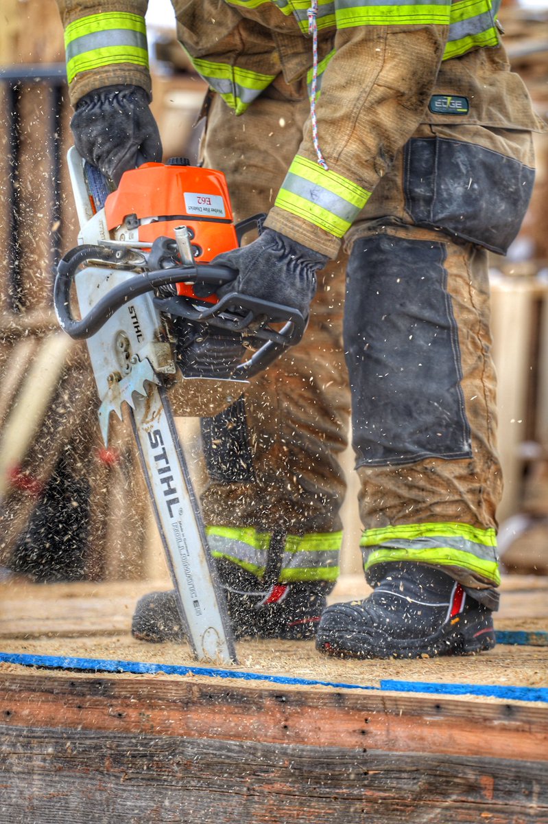 WeberFireDist's tweet image. Here are some photos from yesterday’s Vertical Ventilation (Flat Roof) Training!  

More info on our Facebook and Instagram pages! 

#carepreparerespond #utahfirefighters #weberfiredistrict #webercounty #verticalventilation #firefightertraining