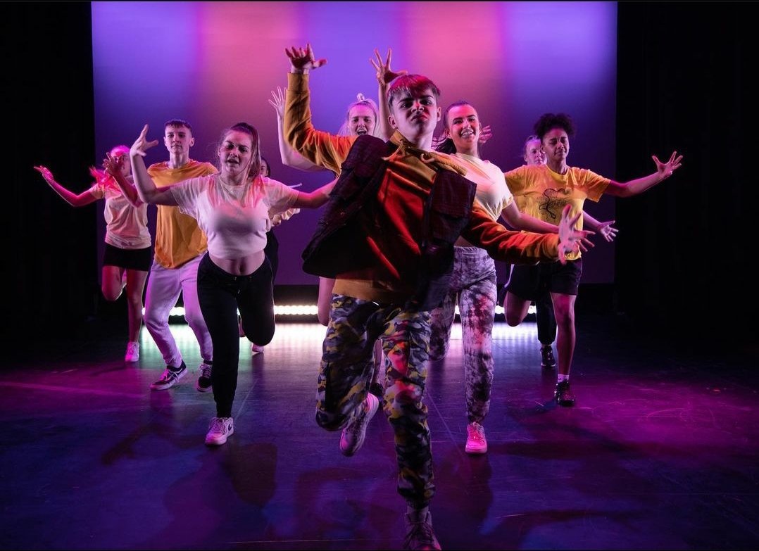 LCC_Backstage's tweet photo. What a great photo @lccdance @CreativeArtsLCC. Who did the lighting for this piece? Get it in your portfolio! @Joshua__LCC @HarrisonBrownLX @freyaellistech @LccMcrae @TomMarchantLCC1 @KeatonCooperLC1 https://t.co/ECr4Uosx1g
