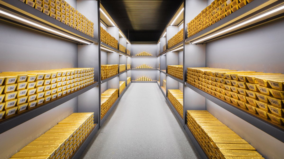 Dünya Altın Konseyi'nin yayımladığı raporuna göre, Türkiye Cumhuriyet Merkez Bankası resmi altın rezervlerini 134,5 ton artırarak 2020 yılında en fazla altın alımı yapan merkez bankası oldu.