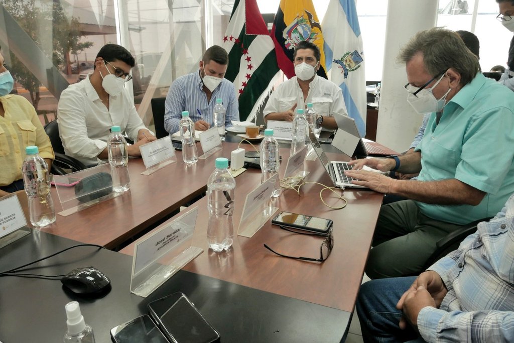 IvanOntanedaB's tweet photo. ¡Estamos en territorio! #Manta nos recibe hoy; venimos a buscar soluciones por la regulación del precio del combustible, junto a todo el sector pesquero real de mi país: pequeño, grande, industrial y artesanal. Reuniones positivas que construyen este #EcuadorProductivo 🇪🇨🎣 https://t.co/6Hpvn4Hksd