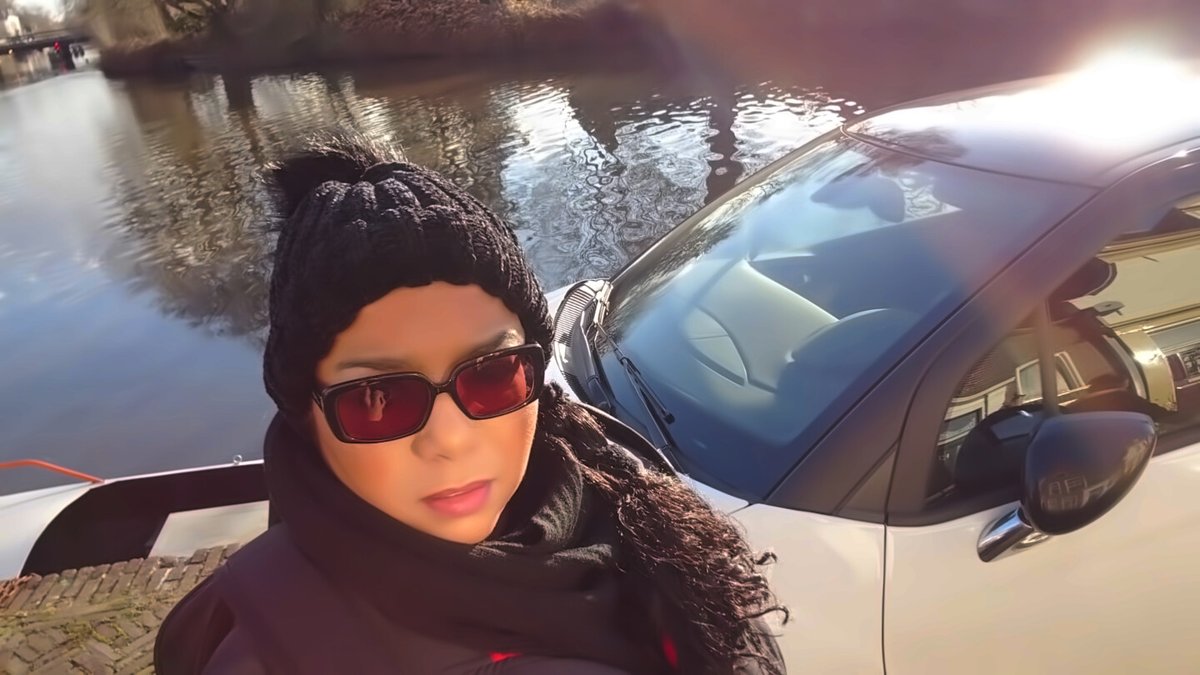 VEGANLOUNGE GAAT AAN DE WANDEL SAMEN MET SELIFESTICK.

Spontaan besloten mijn selfiestick mee te nemen en lekker te wandelen in het dorp langs de grachten. Het is koud maar de zon schijnt fel en is de perfecte moment om even te filmen=>> bit.ly/3r0L6KR