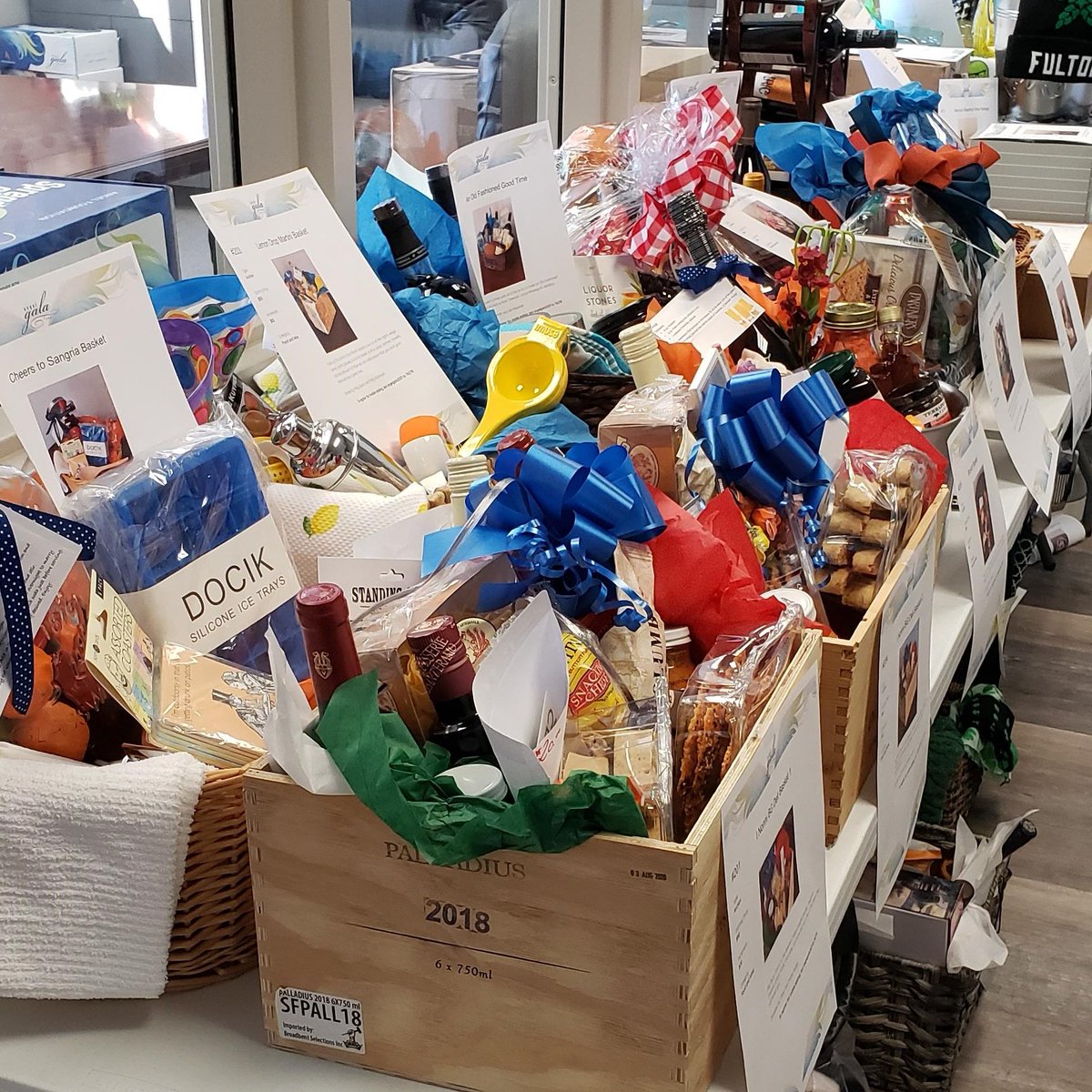 angelfoundation's tweet photo. Here's a #sneakpeak of our #2021AngelGala auction items! We're all set over here for you to pick up your items, so check out a comprehensive list of our items at https://t.co/1Jzg8gpvYm and get bidding!

#cancer #foundation #nonprofit #dogood #angelfoundation https://t.co/jkQANBRXWD