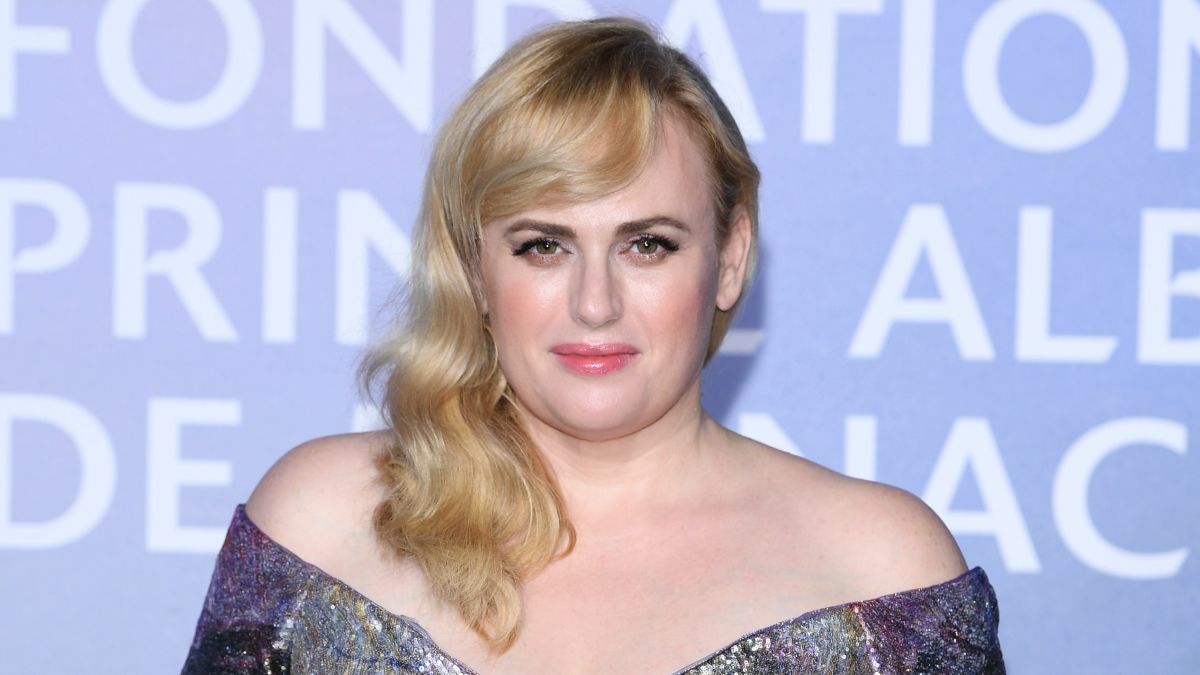 Jezebel's tweet photo. "Sometimes being bigger, people didn’t necessarily look twice at you. Now that I’m in good shape, people offer to carry my groceries to the car and hold doors open." Rebel Wilson discovers people treat women better after they lose weight https://t.co/3AA3TpIUts https://t.co/EIvx5UT6MY