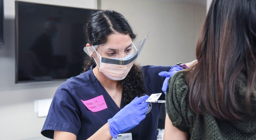 #UIC Nursing students and faculty are leading volunteer efforts at #COVID19 #vaccine clinics. <a href="/UIHealth/">UI Health</a> <a href="/UIHVolunteers/">UI Health Volunteers</a> #UHS <a href="/uiccom/">University of Illinois College of Medicine</a> <a href="/UICPharm/">UIC Retzky College of Pharmacy</a> Read more: nursing.uic.edu/news-stories/u…