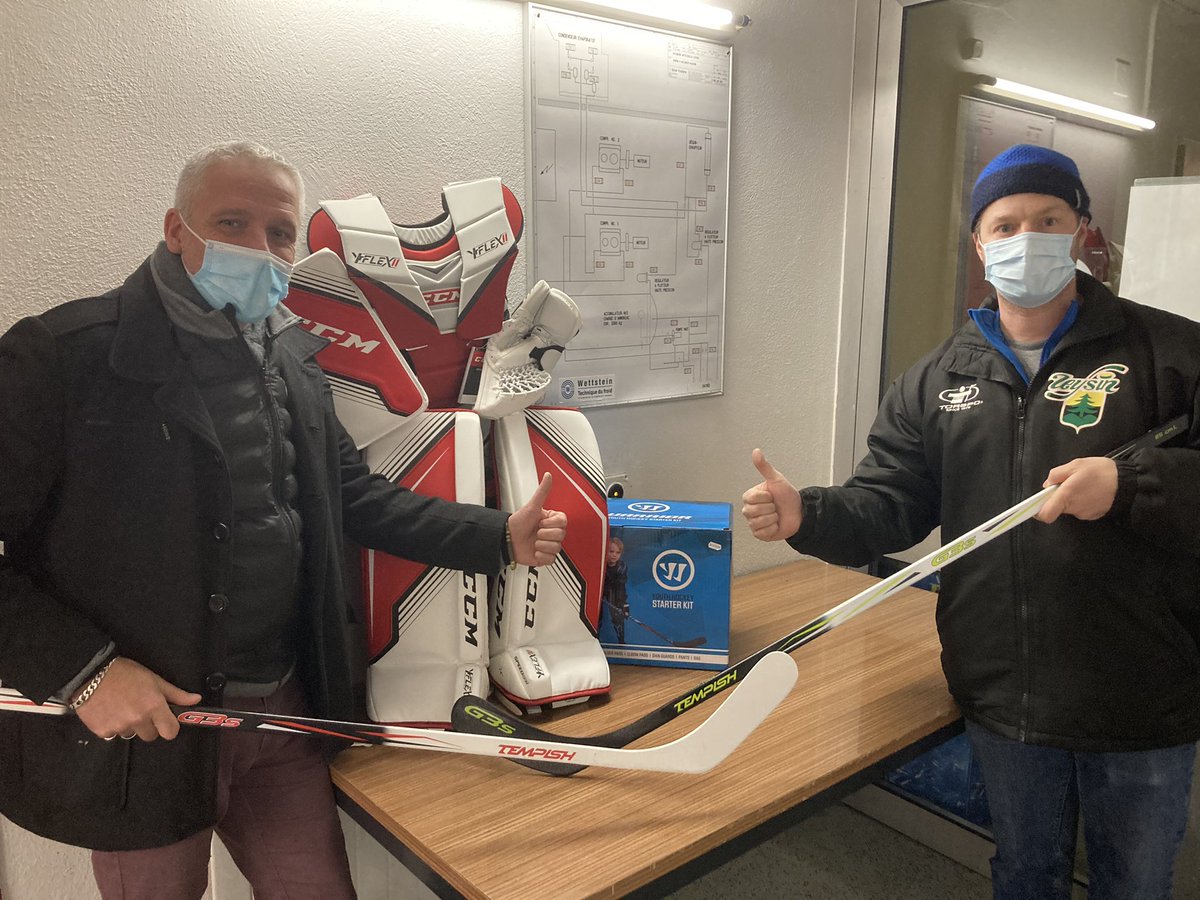 marcanthony1969's tweet photo. Ce soir par les temps qui courent, l’association « Hockey Charity ICHT » que j’ai l’honneur de présider a offert au HC Leysin plus vieux club de suisse des kits pour commencer le hockey.Merci au HC Leysin de l’accueil. https://t.co/yLkxRBSYDV