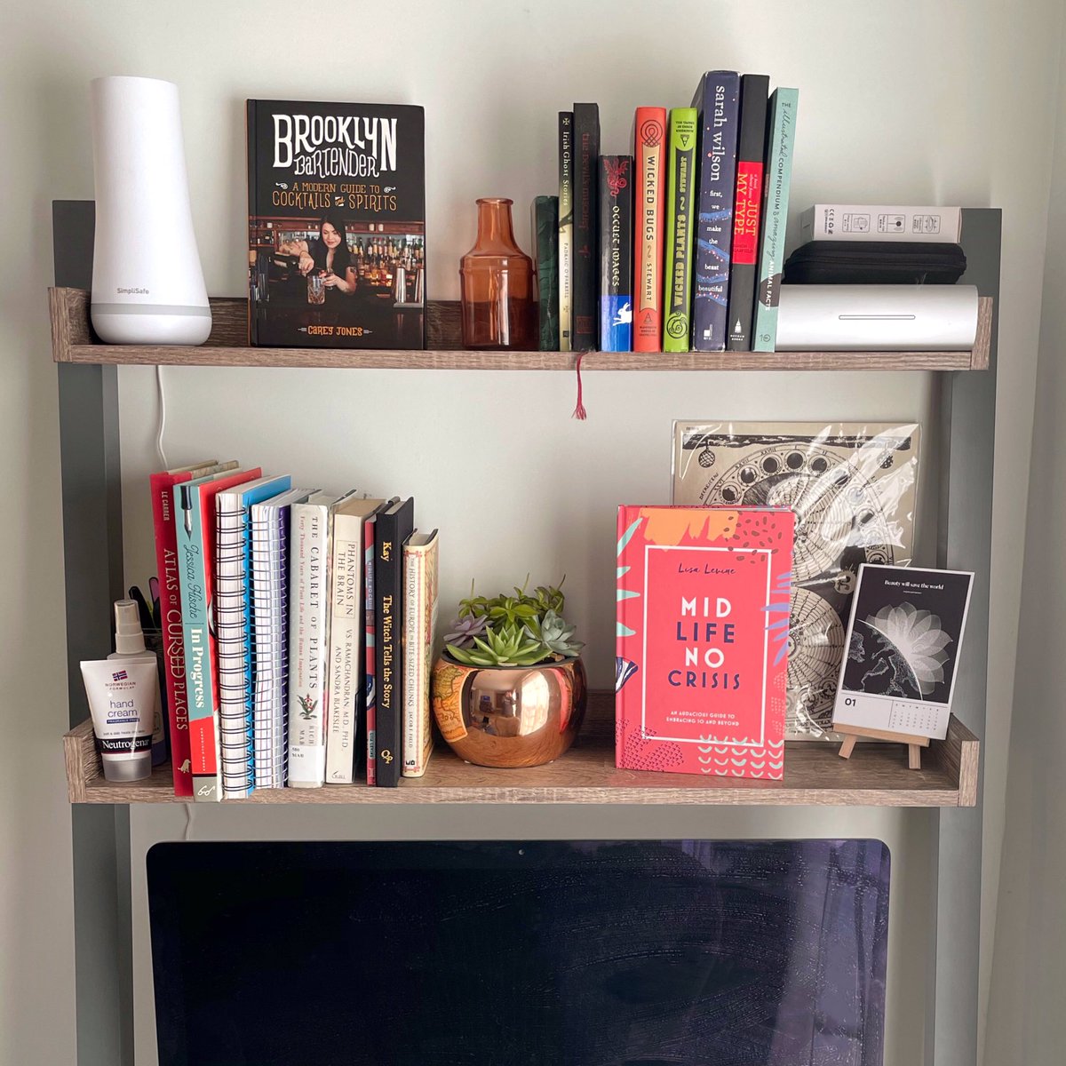 indelible_edit's tweet photo. In honor of National #LibraryShelfieDay2021, we’re sharing partner @designjenquinn’s curated shelves: “A mix of work I’m proudest of and #books I love deeply,” said Jen. “Coming to this desk to work every day inspires and motivates me.” #booklover
#publishing #bookpackaging https://t.co/Ea9yscB9X0