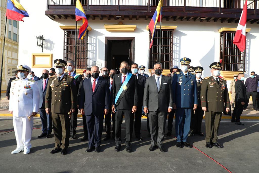 NicolasMaduro's tweet photo. Hermoso acto de celebración del Bicentenario de la Adhesión de Maracaibo a la causa independentista. En cada zuliano y zuliana está grabada la valentía, la nobleza y la grandeza de nuestros libertadores y libertadoras. ¡Viva Maracaibo, Viva el Zulia y Viva Venezuela! https://t.co/DAgdU2Facg