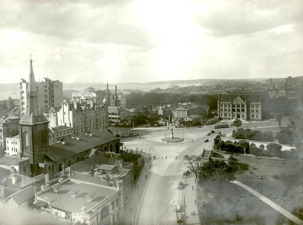 Flashback to Sydney's iconic #QueensSquare near Macquarie St, in this photo taken atop David Jones' Elizabeth St store. #HydePark is just to the right, with the Barracks straight ahead. Can you guess what year this photo was taken? 🔍 <a href="/nswarchives/">NSW State Archives</a>