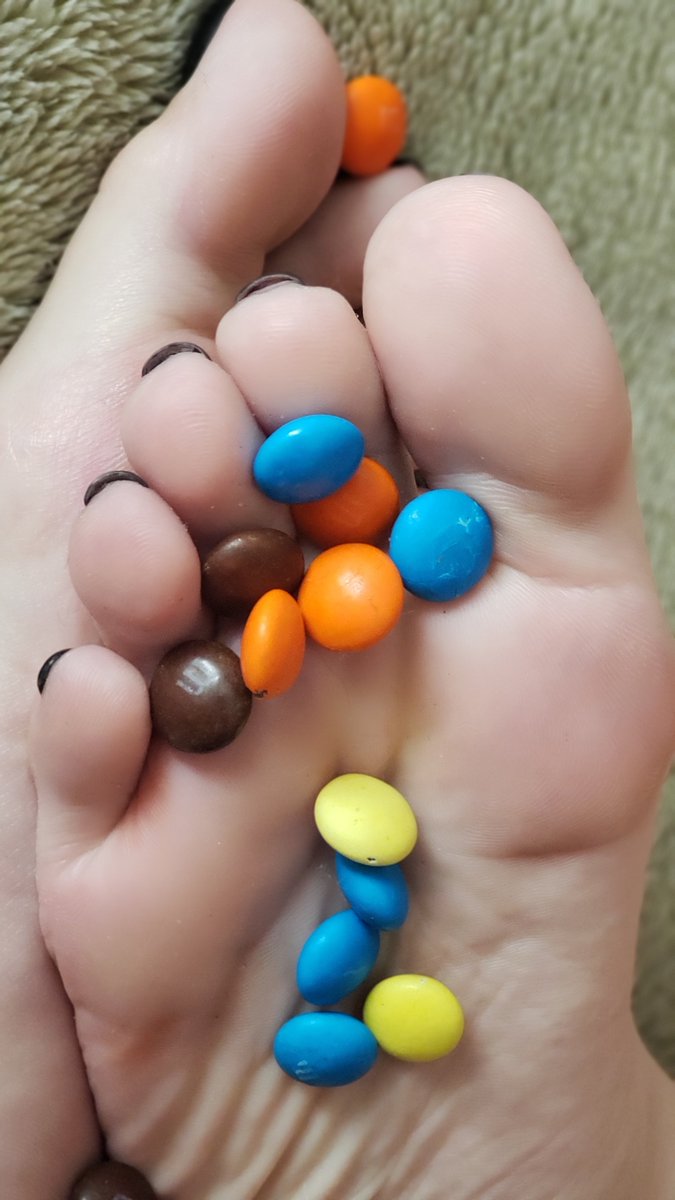 priifeet1's tweet photo. Quem aí quer m&amp;m's? https://t.co/ZL3r3E3e8b