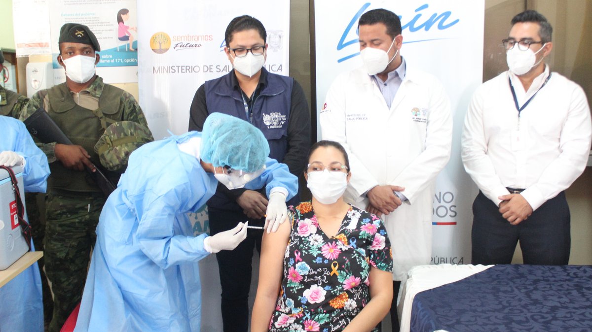 DPS_LosRios's tweet photo. Gissella Cabrera, médico del área de emergencia del Hospital Liborio Panchana, se convierte en la primera profesional de la salud inmunizada contra la #COVID19 en la provincia.

#PlanVacunarse
#YoSeguroSi https://t.co/tQPK7YDFzL