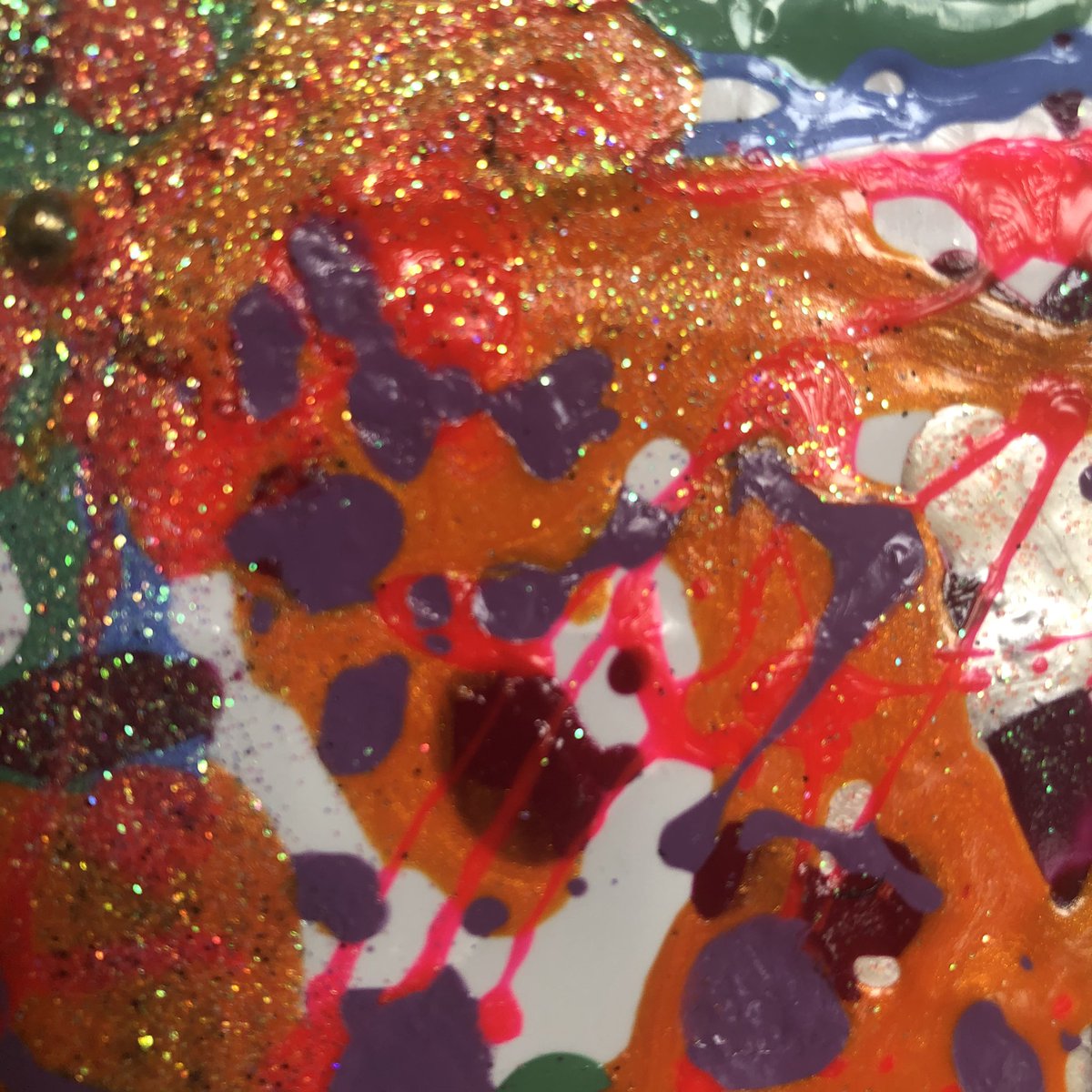 gabpirolo's tweet photo. Detalles de mi obra improvisada #reutilizando materiales cotidianos 🔵🟠🔵🟠 https://t.co/yMwHa8M1MU
En el video muestro cómo hacer una #pintura 🖼 con #driping en 3 minutos. 🟢💡💬Y la duda que nos plantea. Es #Arte? #Artesanía? o #Hamparte? https://t.co/XL6Tr7S6Xe