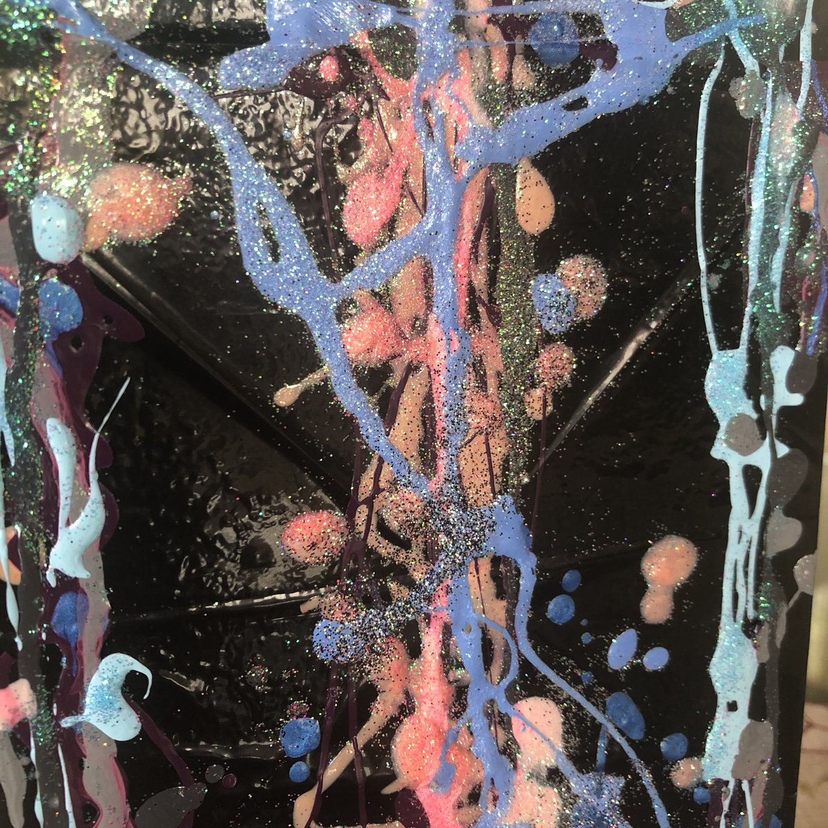gabpirolo's tweet photo. Detalles de mi obra improvisada #reutilizando materiales cotidianos 🔵🟠🔵🟠 https://t.co/yMwHa8M1MU
En el video muestro cómo hacer una #pintura 🖼 con #driping en 3 minutos. 🟢💡💬Y la duda que nos plantea. Es #Arte? #Artesanía? o #Hamparte? https://t.co/XL6Tr7S6Xe