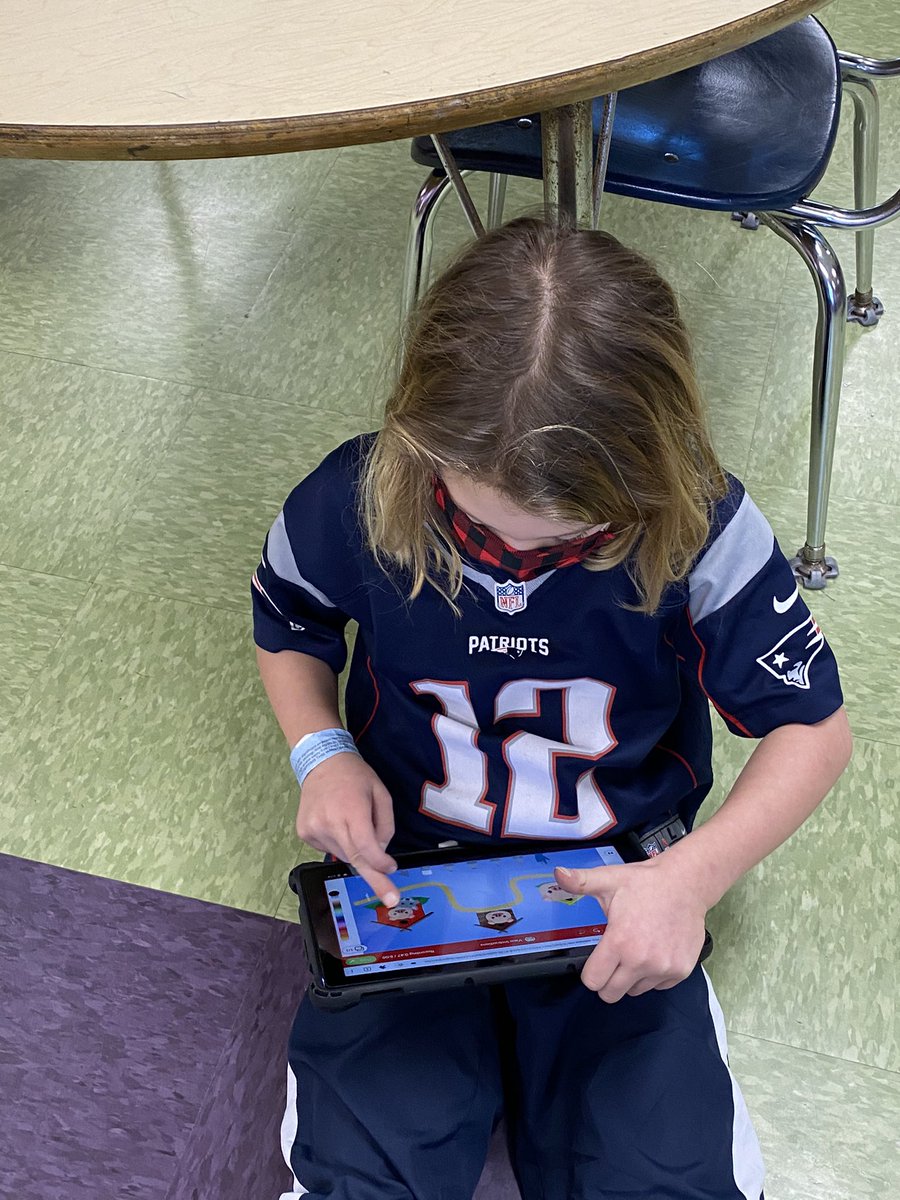 LibraryHighland's tweet photo. First Grade students using Seesaw to retell the story of The Three Little Pigs. @HighlandCT @HanlonEducator @CheshirePublic #firstgrade #elementarylibrary #fairytales #elementarylibraryfun https://t.co/vSORQP6dFv