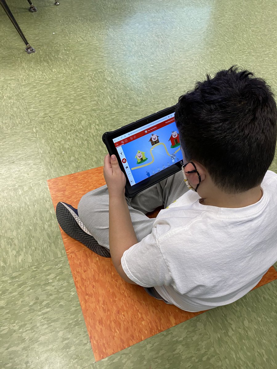 LibraryHighland's tweet photo. First Grade students using Seesaw to retell the story of The Three Little Pigs. @HighlandCT @HanlonEducator @CheshirePublic #firstgrade #elementarylibrary #fairytales #elementarylibraryfun https://t.co/vSORQP6dFv