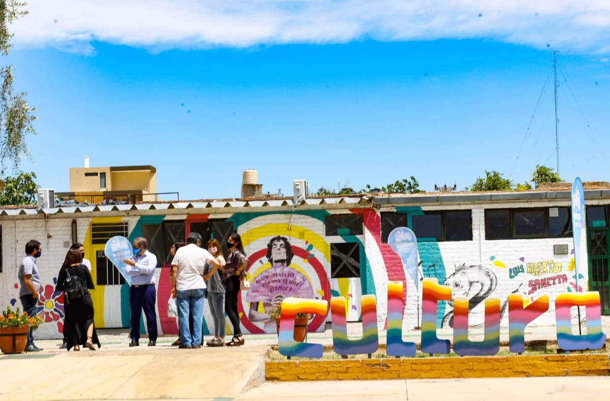 En la Casa de Doña Paula se inauguró un mural de Luis Alberto Spinetta para homenajear a la música y al trabajo de sus hacedores.

Con esta acción, valorizamos el esfuerzo y el amor de los artistas hacia este maravilloso arte que forma parte del ADN de la #CulturaMaipucina.