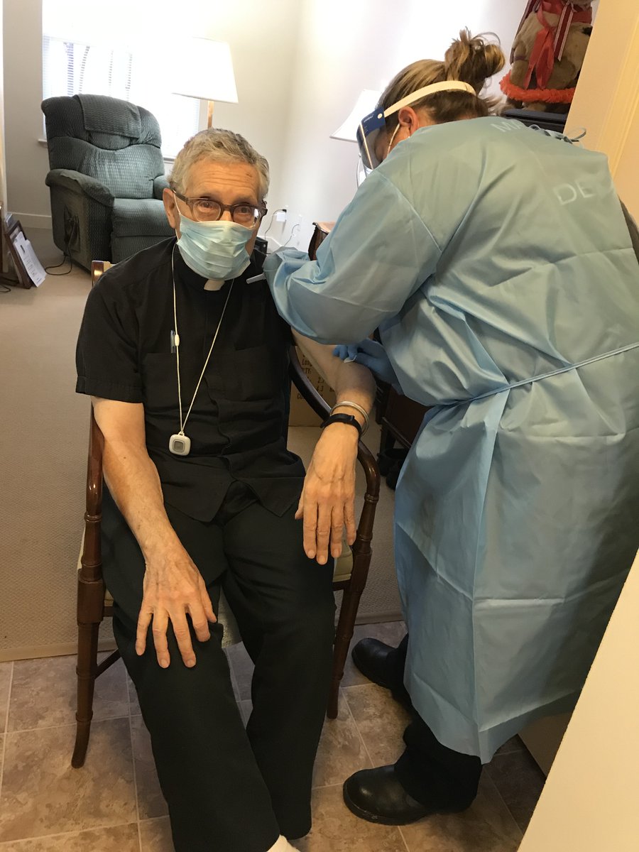 Some sore arms at AlmaVia of San Rafael. We held our vaccine clinic yesterday. 112 residents were vaccinated!😷❤️💉Thank you to the teams from Marin County PHD and Kaiser who made yesterday a success delivering the vaccine! Oh and there was rainbow shining over AVSR too!
#vaccine