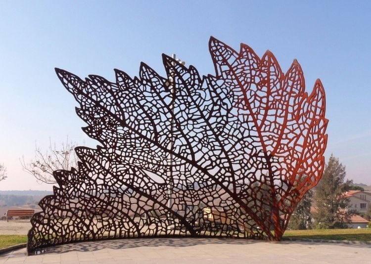 металлический арт объект. инсталляция из металла. инсталляция из металла. современная скульптура из металла. инсталляция из металла.
