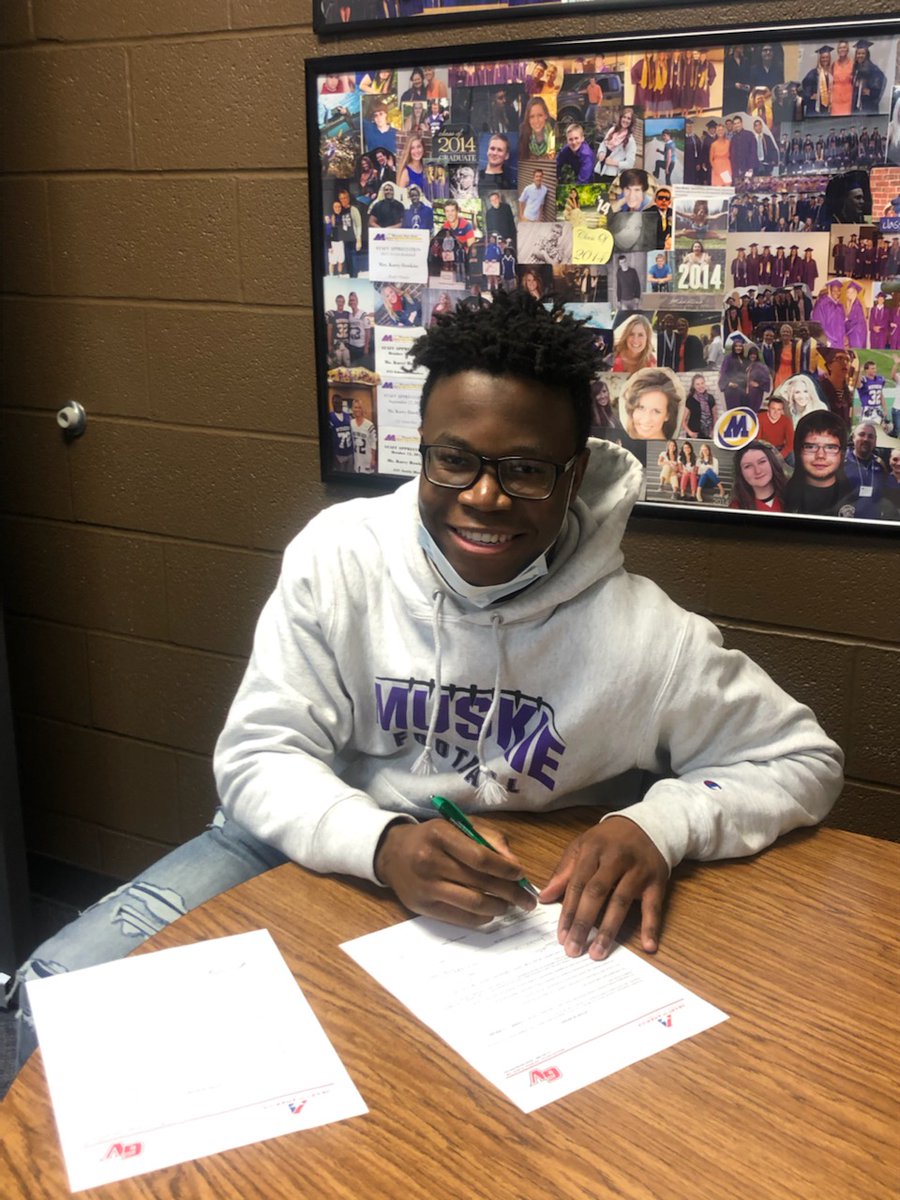 Congrats to @PrinceWei2 on signing his LOI with <a href="/GVVikingFB/">Grand View Football</a> 2day in <a href="/dj_karey/">Karey Hawkins</a>'s office <a href="/MuscatineHS/">Muscatine HS</a>. #BigThings in store 4 this young man! <a href="/MuscatineCSD/">Muscatine Community School District</a>