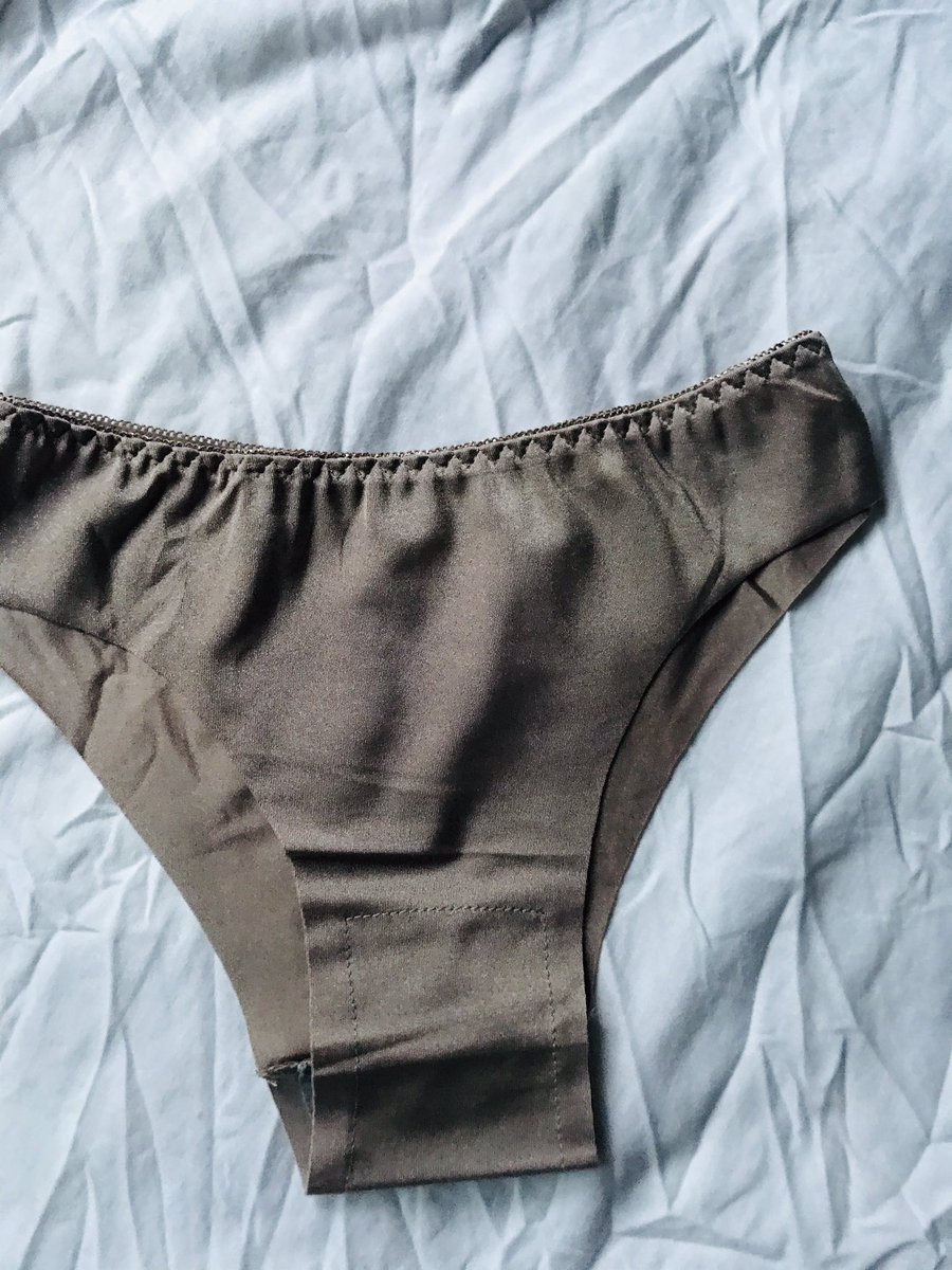 PEYAVALI14's tweet photo. Hi guys ,I’m selling these beautiful panties that don’t print N$30 each . Also selling a pack of 10 ,Just for $150 . https://t.co/cdaOysYm4T