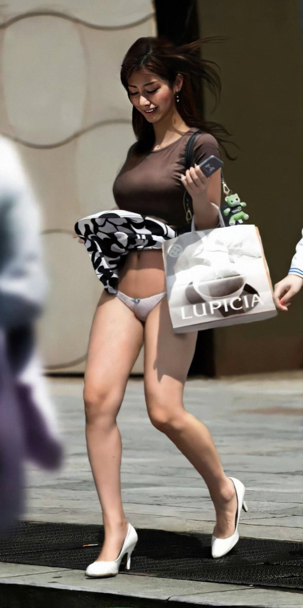 Upskirt asian crunchboy outdoor