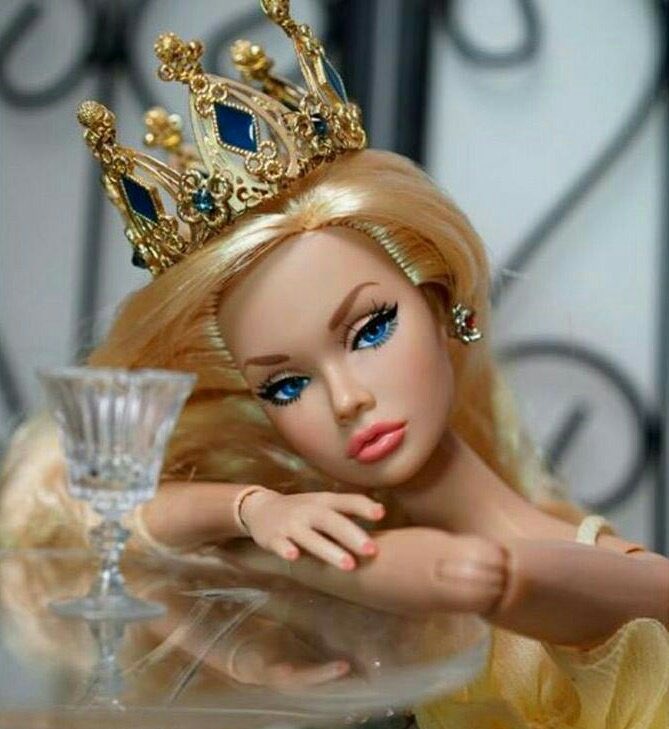 çaresiz derdimin sebebi belli
dermanı yaramda arama doktor
şifa bulmaz gönlüm senin elinden
boşuna benimle uğraşma doktor