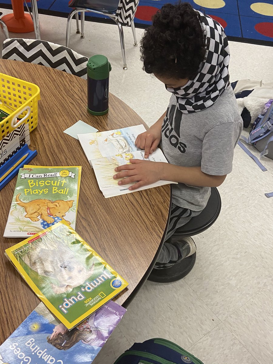 AnnaSledge's tweet photo. Woohoo! Check out all this great silent reading happening in kindergarten today! ❤️❤️ @MES_Mustangs https://t.co/q5cxATG8As