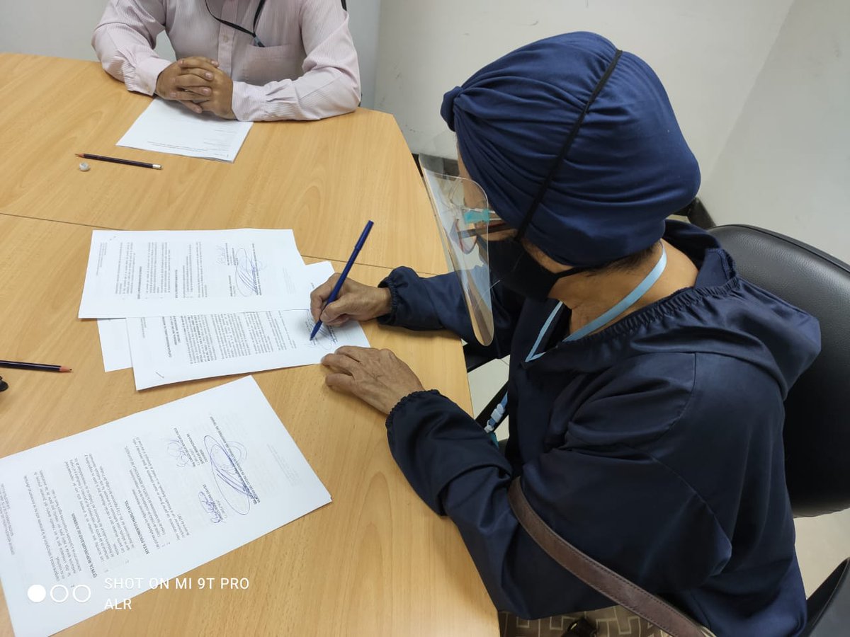 MinTrabajoEc's tweet photo. #GestiónMDT✅| En el Centro de #MediaciónLaboralEc de Guayaquil se firmaron ✍️ 25 actas que mejoran las pensiones jubilares a extrabajadores de la @jbgorg.

¡Con diálogo logramos consensos y garantizamos los derechos laborales! https://t.co/3QxQ1kcL8V