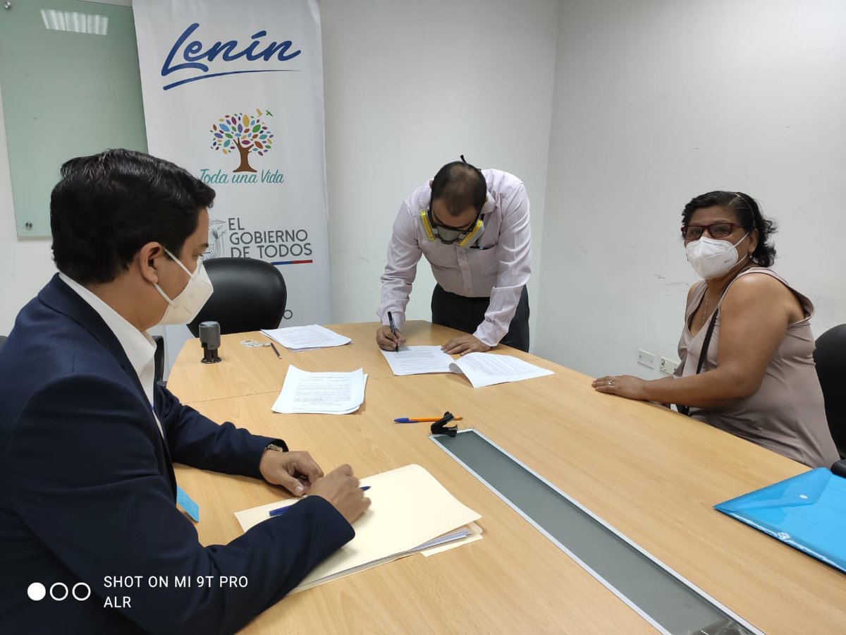 MinTrabajoEc's tweet photo. #GestiónMDT✅| En el Centro de #MediaciónLaboralEc de Guayaquil se firmaron ✍️ 25 actas que mejoran las pensiones jubilares a extrabajadores de la @jbgorg.

¡Con diálogo logramos consensos y garantizamos los derechos laborales! https://t.co/3QxQ1kcL8V
