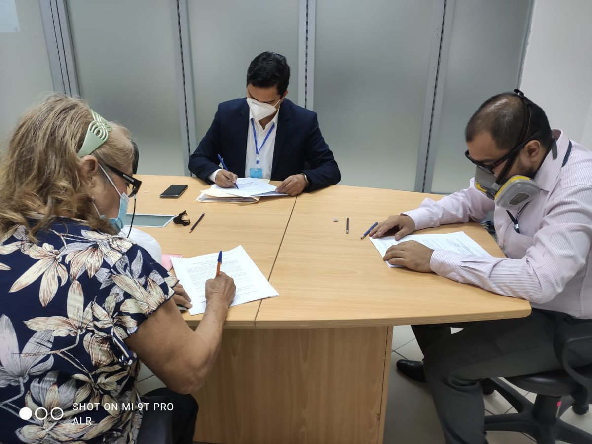 MinTrabajoEc's tweet photo. #GestiónMDT✅| En el Centro de #MediaciónLaboralEc de Guayaquil se firmaron ✍️ 25 actas que mejoran las pensiones jubilares a extrabajadores de la @jbgorg.

¡Con diálogo logramos consensos y garantizamos los derechos laborales! https://t.co/3QxQ1kcL8V