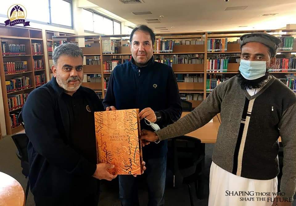 Our book “unknownfallen.com” being handed over by Dalawar Chaudhry to Qasim Zaman Khan (first cousin of <a href="/ImranKhanPTI/">Imran Khan</a>).The book will be displayed at @Namaledu
 a creation of his excellency Imran khan. 
Visit unknownprayers.com
<a href="/sh_hamzayusuf/">Hamza Yusuf</a>
 <a href="/YBirt/">Yahya Birt</a>
 <a href="/YusufChambers/">Yusuf Chambers.</a>